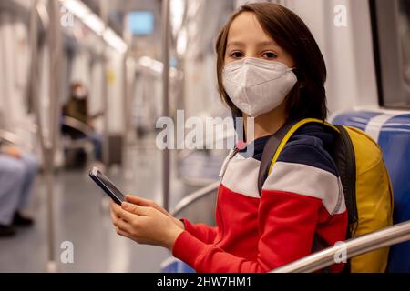 Bambini, che viaggiano in metropolitana di mattina presto, treno vuoto, Barcellona , Spagna Foto Stock