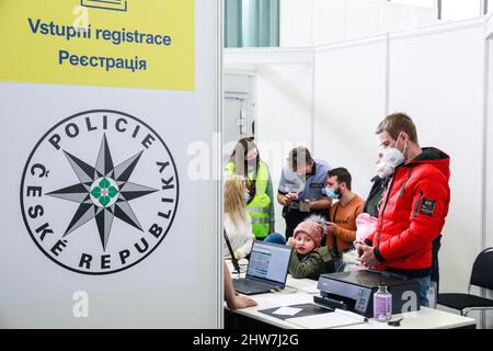 Brno, Repubblica Ceca. 04th Mar 2022. Il centro regionale di assistenza ai rifugiati ucraini è stato operativo il 4 marzo 2022 a Brno, Repubblica Ceca. Gli ucraini fuggono dalla guerra dopo che l'Ucraina è stata attaccata dalla Russia. I rifugiati sono in grado di organizzare i documenti necessari, compresa l'assicurazione sanitaria, e otterranno aiuti umanitari di base nel centro. Inoltre, i dipendenti dell'ufficio del lavoro saranno sul posto per offrire loro consigli. Credit: Monika Hlavacova/CTK Photo/Alamy Live News Foto Stock