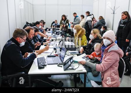 Brno, Repubblica Ceca. 04th Mar 2022. Il centro regionale di assistenza ai rifugiati ucraini è stato operativo il 4 marzo 2022 a Brno, Repubblica Ceca. Gli ucraini fuggono dalla guerra dopo che l'Ucraina è stata attaccata dalla Russia. I rifugiati sono in grado di organizzare i documenti necessari, compresa l'assicurazione sanitaria, e otterranno aiuti umanitari di base nel centro. Inoltre, i dipendenti dell'ufficio del lavoro saranno sul posto per offrire loro consigli. Credit: Monika Hlavacova/CTK Photo/Alamy Live News Foto Stock