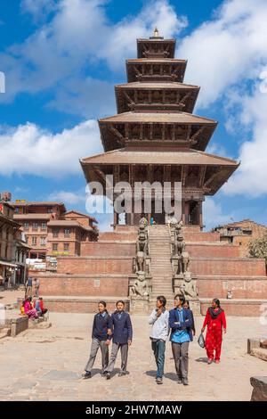 Bhaktapur, Nepal. Tempio di Nyatapola, Piazza Taumadhi. Il tempio sopravvisse al terremoto dell'aprile 2015 praticamente intatto. Foto Stock