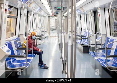 Bambini, che viaggiano in metropolitana di mattina presto, treno vuoto, Barcellona , Spagna Foto Stock