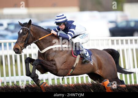 File photo datato 28-01-2022 di Skytastic cavalcato da jockey Charlie Deutsch vince il Rob Burrow aiutando a combattere MND EBF 'National Hunt' Maiden Huddle. Il debuttante hurdler Skytastic, imbattuto, salterà il Cheltenham Festival in favore di un'uscita finale della stagione ad Aintree. Data di emissione: Venerdì 4 marzo 2022. Foto Stock