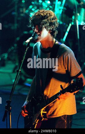 Gomez sul palco come parte della serie MTV Five Night Stand di concerti tenuti al Shepherds Bush Empire di Londra. 27th maggio 1998 Foto Stock