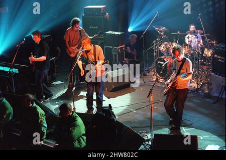 Gomez sul palco come parte della serie MTV Five Night Stand di concerti tenuti al Shepherds Bush Empire di Londra. 27th maggio 1998 Foto Stock