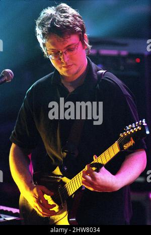 Gomez sul palco come parte della serie MTV Five Night Stand di concerti tenuti al Shepherds Bush Empire di Londra. 27th maggio 1998 Foto Stock