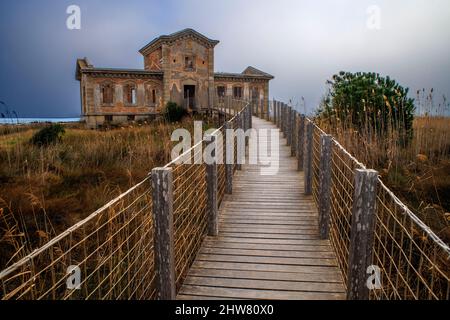 La casa del semaforo chiamato 'Casa dels senyals - El semafor o el semaforo nel Delta del Llobregat parco naturale El Prat de Llobregat Barc Foto Stock