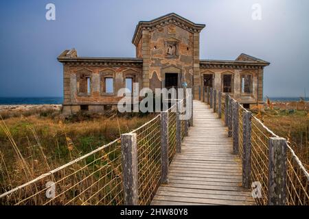 La casa del semaforo chiamato 'Casa dels senyals - El semafor o el semaforo nel Delta del Llobregat parco naturale El Prat de Llobregat Barc Foto Stock