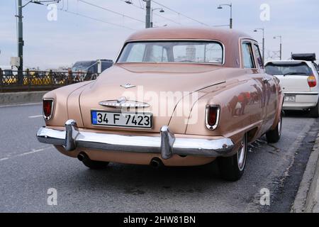 Istanbul, Turchia - 26 febbraio 2022 : Vista posteriore di un'annata ma in buone condizioni Studebaker, che è un'automobile americana è stata parcheggiata sul ponte di Galata. Foto Stock