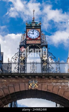 L'orologio Eastgate di Chester, Cheshire, Inghilterra, si trova sulle mura della città, costruito in commemorazione del Giubileo della Regina Vittoria, del 60th, nel 1897, Foto Stock