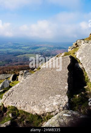 Regno Unito, Inghilterra, Devonshire, Dartmoor, Buckland Beacon. Il comandamento pietre, scolpite in granito con testo cristiano. I dieci Comandamenti e altri ancora. Foto Stock