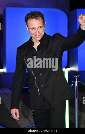 Milano, Italia. 04th Mar 2022. 2020 prima nazionale al teatro Arcimboldi con tappeto blu fotocall vip e nel picture show: Credit: Independent Photo Agency/Alamy Live News Foto Stock