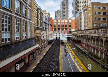 Stazione della metropolitana Barbican nel centro di Londra. La stazione della metropolitana Barbican è stata aperta nel 1865. Foto Stock