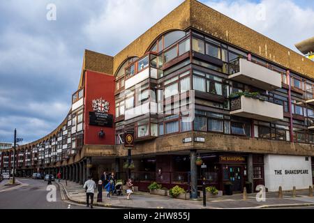 Crescent House Golden Lane Estate Goswell Rd C.London vicino al Barbican Center. 1962, architetti Chamberlin, Powell e Bon. Grado II* elencato. Foto Stock