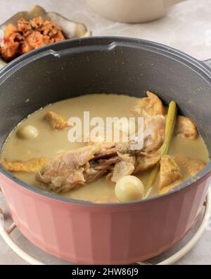 Opor Ayam appena cucinato (curry di pollo giallo indonesiano) per il menu Lebaran, solitamente servito con Ketupat, Sambal Goreng ATI Kentang, e Semur Telur. P Foto Stock