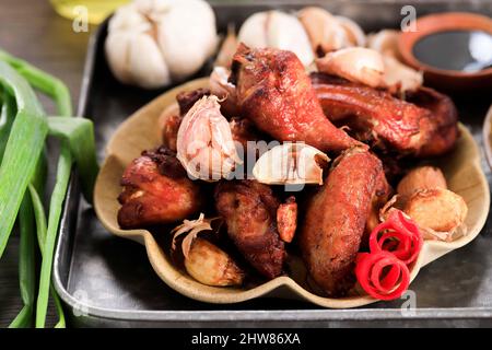 Pollo aglio Batam, Indonesia. Pollo fritto con aglio speciale condito da influenza cinese. Primo piano Foto Stock