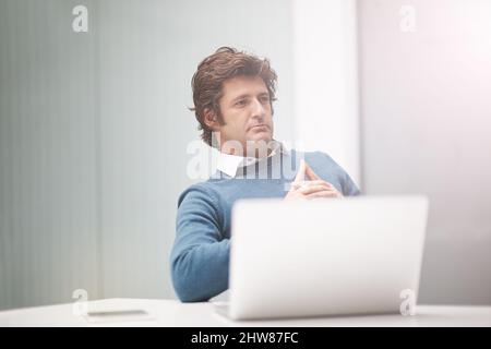 Non ha solo idee, le fa accadere. Scatto corto di un uomo d'affari che lavora su un laptop in un ufficio. Foto Stock