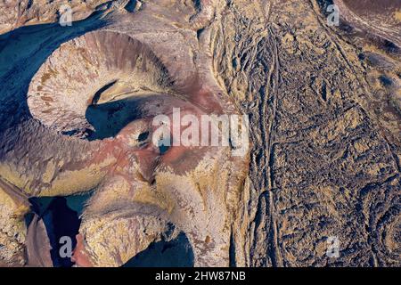 Cratere vulcanico e i campi lavici della regione di Berserkjahraun, Penisola di Snaefellsnes, Islanda. È possibile vedere una strada sterrata che si snoda attraverso Foto Stock