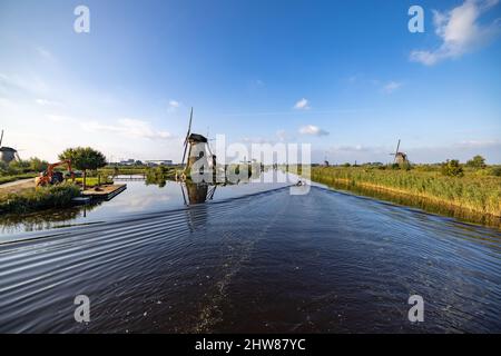 Foto orizzontale dei famosi mulini a vento olandesi a Kinderdijk, sito patrimonio dell'umanità dell'UNESCO. Nella foto ci sono cinque dei 19 mulini a Kinderdijk, nei Paesi Bassi, costruiti nel 1738 e nel 1740. Foto di alta qualità Foto Stock