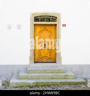 Gersau, Svizzera - 27 marzo 2017: Tradizionale edificio svizzero d'epoca. Casa numero 13. Porta in legno intagliato. Foto Stock