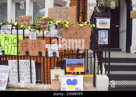 Londra, Regno Unito. 4th Mar 2022. Anti-Putin, anti-guerra e pro-Ucraina segni e messaggi su una recinzione di fronte all’ambasciata. I manifestanti hanno appesantito cartelli e girasoli fuori dall'ambasciata russa a sostegno dell'Ucraina mentre la Russia continua il suo attacco. Credit: Vuk Valcic/Alamy Live News Foto Stock