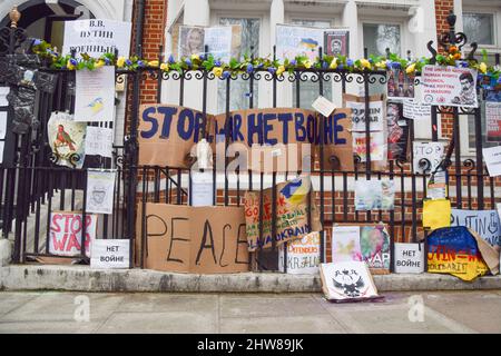 Londra, Regno Unito. 4th Mar 2022. Anti-Putin, anti-guerra e pro-Ucraina segni e messaggi su una recinzione di fronte all’ambasciata. I manifestanti hanno appesantito cartelli e girasoli fuori dall'ambasciata russa a sostegno dell'Ucraina mentre la Russia continua il suo attacco. Credit: Vuk Valcic/Alamy Live News Foto Stock