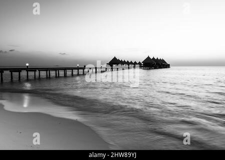 Serata sull'Oceano Indiano tropicale. Isole Maldive per vacanze di lusso. Bianco e nero. Foto Stock