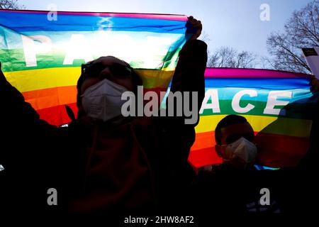 Roma, Italia. 04th Mar 2022. Italia, Roma, 4 marzo 2022 : dimostrazione per la pace. La comunità di Sant'Egidio organizza un flashmob contro la guerra in Ucraina Foto Remo Casilli/Sintesi/Alamy Live News Foto Stock