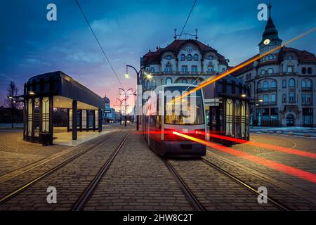 Spettacolare alba in Union Square di Oradea con il tram che arriva alla stazione. Foto scattata il 19th Febbraio 2022 a Oradea, Contea di Bihor, Transilva Foto Stock