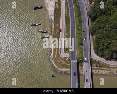 Vista aerea del ponte Tinsulanonda, Ko Yo, Songkhla, Thailandia Foto Stock