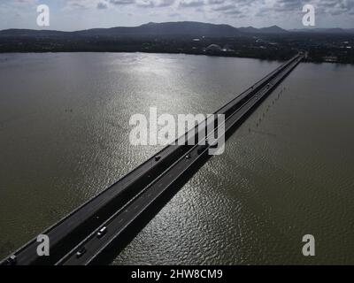 Vista aerea del ponte Tinsulanonda, Ko Yo, Songkhla, Thailandia Foto Stock