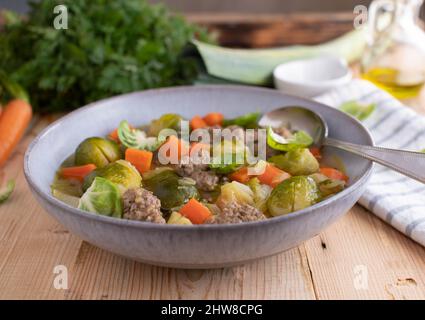 Carb o farina chetogenica a basso contenuto di verdure fresche e cotte in casa, stufato di cavolo con carne macinata, Foto Stock