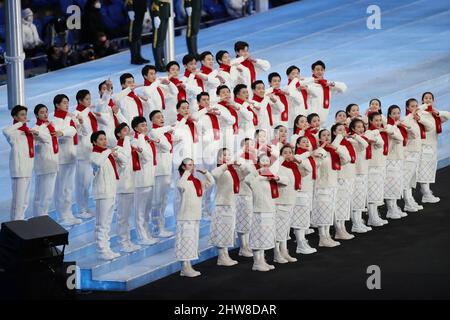 Pechino, Cina. 4th Mar 2022. Gli artisti con problemi uditivi firmano l'inno nazionale sul palco durante la cerimonia di apertura dei Giochi Paralimpici invernali di Pechino 2022 allo Stadio Nazionale di Pechino, capitale della Cina, 4 marzo 2022. Credit: Xu Yanan/Xinhua/Alamy Live News Foto Stock