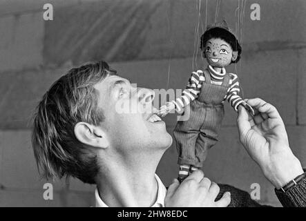 OLA Lundberg e hes marionette burattino, burattino su una corda, chiamato 'televinken' sulla televisione svedese per i bambini 1965. Foto: Bo Arrhed Foto Stock