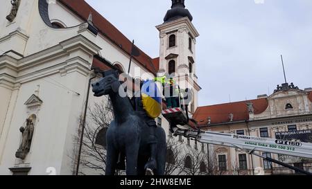 Brno, Repubblica Ceca. 04th Mar 2022. Bandiera storica e emblema di stato della Bielorussia sulla statua equestre del Margravio Moravo Jost a Brno, Repubblica Ceca, 8 agosto 2020. I bielorussi che vivono a Brno hanno dato l'impulso per la collocazione di entrambi i simboli, un'espressione di sostegno alle proteste anti-governative a Minsk. Credit: Jan Tomandl/CTK Photo/Alamy Live News Foto Stock