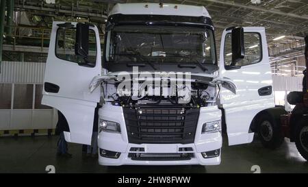 Carrello moderno assemblato in fabbrica. Scena. Camion nella fase di completamento del montaggio presso l'impianto automobilistico. Assemblaggio e controllo del carrello prima dell'installazione Foto Stock