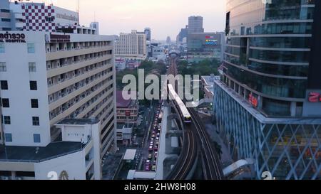 Vista grandangolare del treno monorotaia sopraelevato, passando tra i grattacieli nel quartiere finanziario di Shimbashi. Vista dalla cima della città, dove si passa la t. Foto Stock