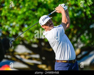 Orlando, Florida, Stati Uniti. 4th Mar 2022. Patton Kizzire degli Stati Uniti sul tee 1st durante l'azione di golf di 2nd round dell'Arnold Palmer Invitational presentato da Mastercard tenuto all'Arnold Palmer's Bay Hill Club & Lodge in Orlando, Fl. Romeo T Guzman/CSM/Alamy Live News Foto Stock