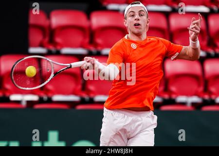 L'Aia, Paesi Bassi. 04th Mar 2022. DEN HAAG, PAESI BASSI - MARZO 4: Tallon Griekspoor dei Paesi Bassi gioca una mano d'anticipo nella sua partita singola contro Steven Diez del Canada durante il 2022 Davis Cup Qualifier tra Paesi Bassi e Canada allo Sportcampus Zuiderpark il 4 marzo 2022 a Den Haag, Paesi Bassi (Foto di Andre Weening/Orange Pictures) credito: Orange Pics BV/Alamy Live News Foto Stock