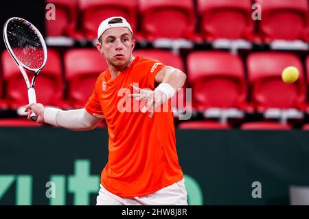 L'Aia, Paesi Bassi. 04th Mar 2022. DEN HAAG, PAESI BASSI - MARZO 4: Tallon Griekspoor dei Paesi Bassi gioca una mano d'anticipo nella sua partita singola contro Steven Diez del Canada durante il 2022 Davis Cup Qualifier tra Paesi Bassi e Canada allo Sportcampus Zuiderpark il 4 marzo 2022 a Den Haag, Paesi Bassi (Foto di Andre Weening/Orange Pictures) credito: Orange Pics BV/Alamy Live News Foto Stock