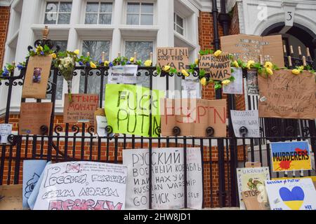 Londra, Regno Unito. 4th Mar 2022. Anti-Putin, anti-guerra e pro-Ucraina segni e messaggi su una recinzione di fronte all’ambasciata. I manifestanti hanno appesantito cartelli e girasoli fuori dall'ambasciata russa a sostegno dell'Ucraina mentre la Russia continua il suo attacco. (Credit Image: © Vuk Valcic/ZUMA Press Wire) Credit: ZUMA Press, Inc./Alamy Live News Foto Stock