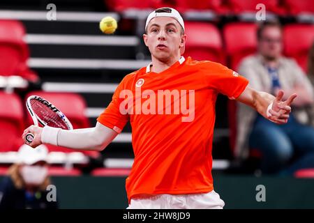 L'Aia, Paesi Bassi. 04th Mar 2022. DEN HAAG, PAESI BASSI - MARZO 4: Tallon Griekspoor dei Paesi Bassi gioca una mano d'anticipo nella sua partita singola contro Steven Diez del Canada durante il 2022 Davis Cup Qualifier tra Paesi Bassi e Canada allo Sportcampus Zuiderpark il 4 marzo 2022 a Den Haag, Paesi Bassi (Foto di Andre Weening/Orange Pictures) credito: Orange Pics BV/Alamy Live News Foto Stock