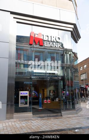 La facciata e il logo di Metro Bank a Wolverhampton, Regno Unito Foto Stock