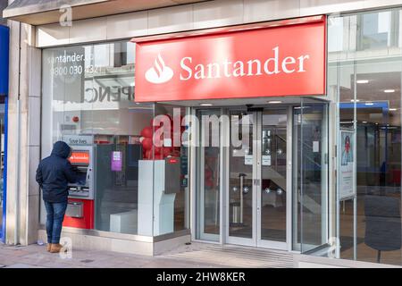 La facciata della Santander Bank a Wolverhampton, Regno Unito. Una banca britannica di proprietà dello spagnolo Santander Group Foto Stock