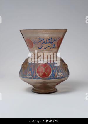 Arte ispirata dalla lampada della moschea per il Mausoleo di Amir Aydakin al-'Ali al-Bunduqdar, poco dopo il 1285, fabbricato in Egitto, probabilmente il Cairo, vetro, marroncino; piede soffiato, piegato, maniglie applicate; smalto e dorato, H. 10 3/8 poll. (26,4 cm), vetro, le iscrizioni di questa lampada lo rivelano, opere classiche modernizzate da Artotop con un tuffo di modernità. Forme, colore e valore, impatto visivo accattivante sulle emozioni artistiche attraverso la libertà delle opere d'arte in modo contemporaneo. Un messaggio senza tempo che persegue una nuova direzione selvaggiamente creativa. Artisti che si rivolgono al supporto digitale e creano l'NFT Artotop Foto Stock