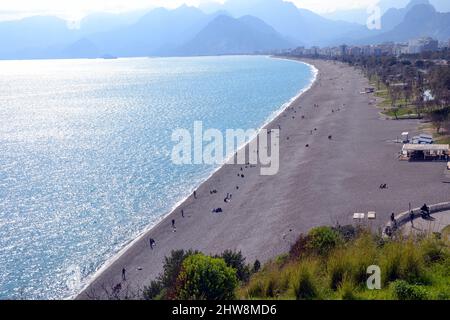 Vista panoramica della spiaggia di Konyaaltı ad Antalya, Turchia, con montagne della catena montuosa di Beydağları sullo sfondo Foto Stock