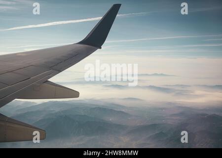 Vista delle montagne dall'ala dell'aeroplano e dell'aeroplano. Foto Stock