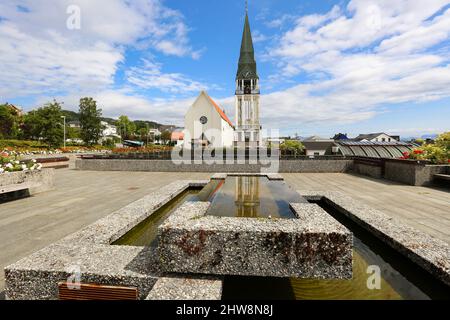 La Cattedrale di Molde (in norvegese: Molde domkirke) è una cattedrale della Chiesa di Norvegia, situata nel comune di Molde, nella contea di Moere og Romsdal, in Norvegia. È loc Foto Stock