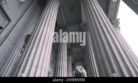 Colonnato con ordini corinzi di antica costruzione. Azione. Vista dal basso delle belle colonne bianche del vecchio edificio. Colonnato della Cattedrale di Kazan in Foto Stock