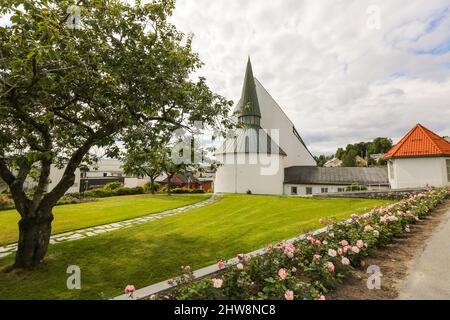 La Cattedrale di Molde (in norvegese: Molde domkirke) è una cattedrale della Chiesa di Norvegia, situata nel comune di Molde, nella contea di Moere og Romsdal, in Norvegia. È loc Foto Stock