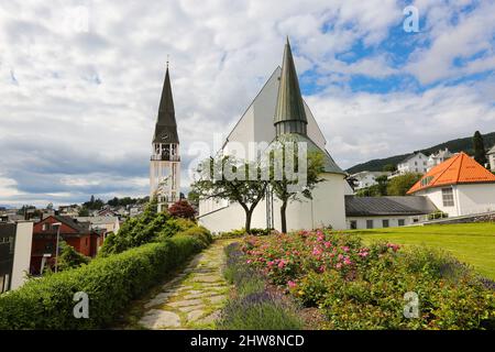 La Cattedrale di Molde (in norvegese: Molde domkirke) è una cattedrale della Chiesa di Norvegia, situata nel comune di Molde, nella contea di Moere og Romsdal, in Norvegia. È loc Foto Stock